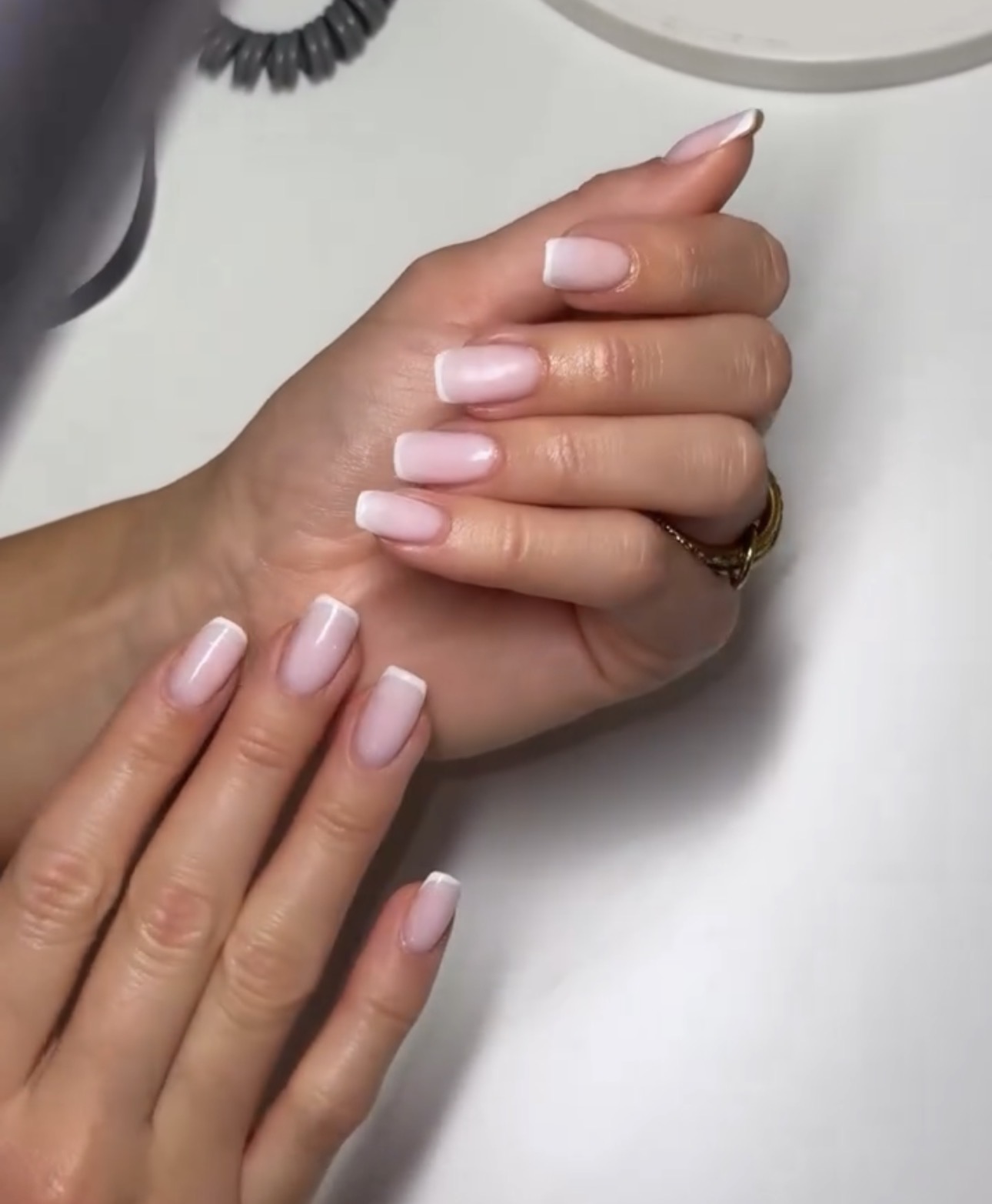 Kurze, eckige Nägel in milchigem Rosa