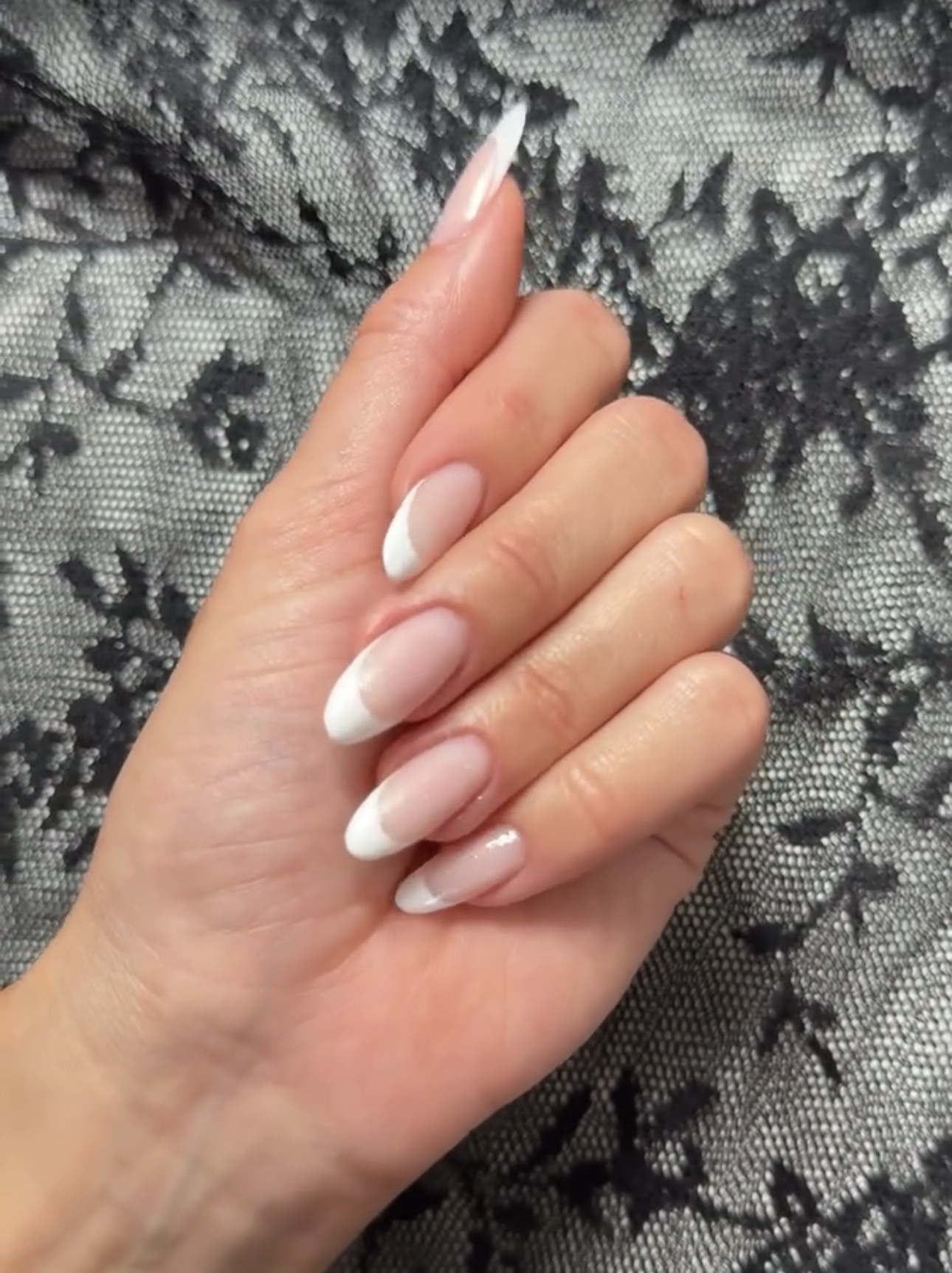 Mandelförmige French Nails mit weißen Spitzen